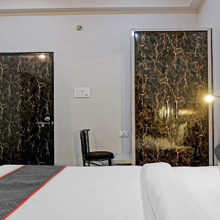 Townhouse Navneeta Grand Hotel Kakarmatha Bagian luar foto