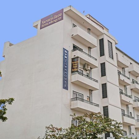 Townhouse Navneeta Grand Hotel Kakarmatha Bagian luar foto