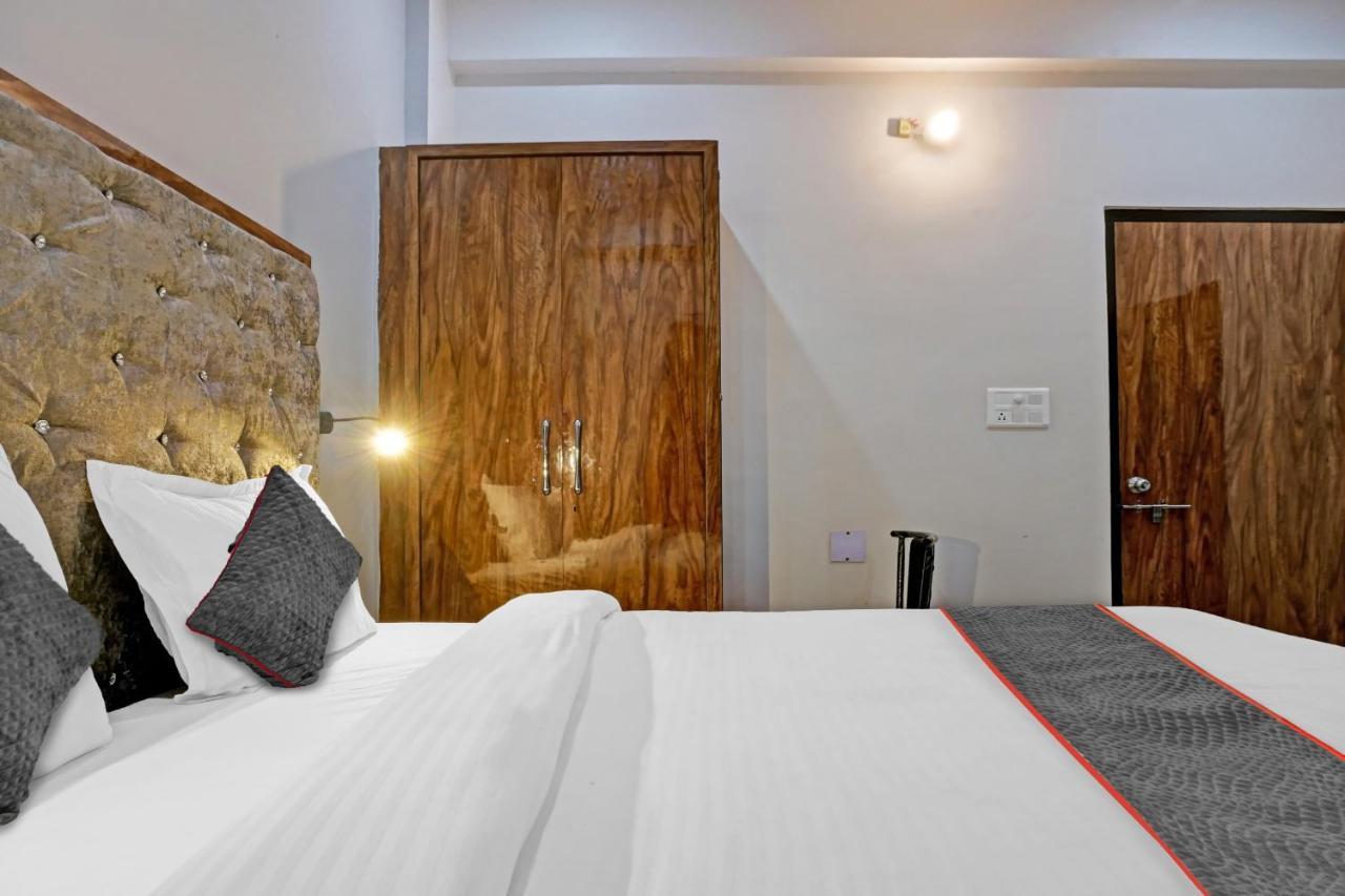 Townhouse Navneeta Grand Hotel Kakarmatha Bagian luar foto