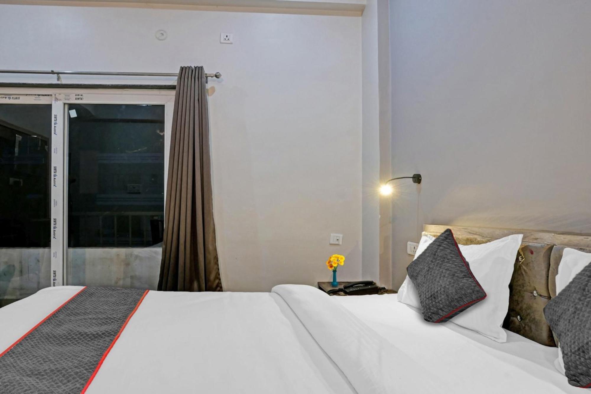 Townhouse Navneeta Grand Hotel Kakarmatha Bagian luar foto