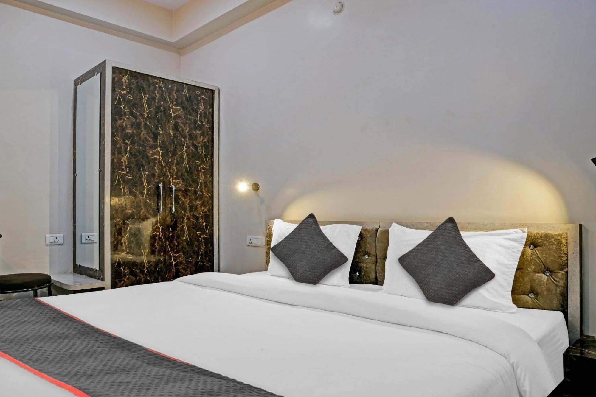 Townhouse Navneeta Grand Hotel Kakarmatha Bagian luar foto