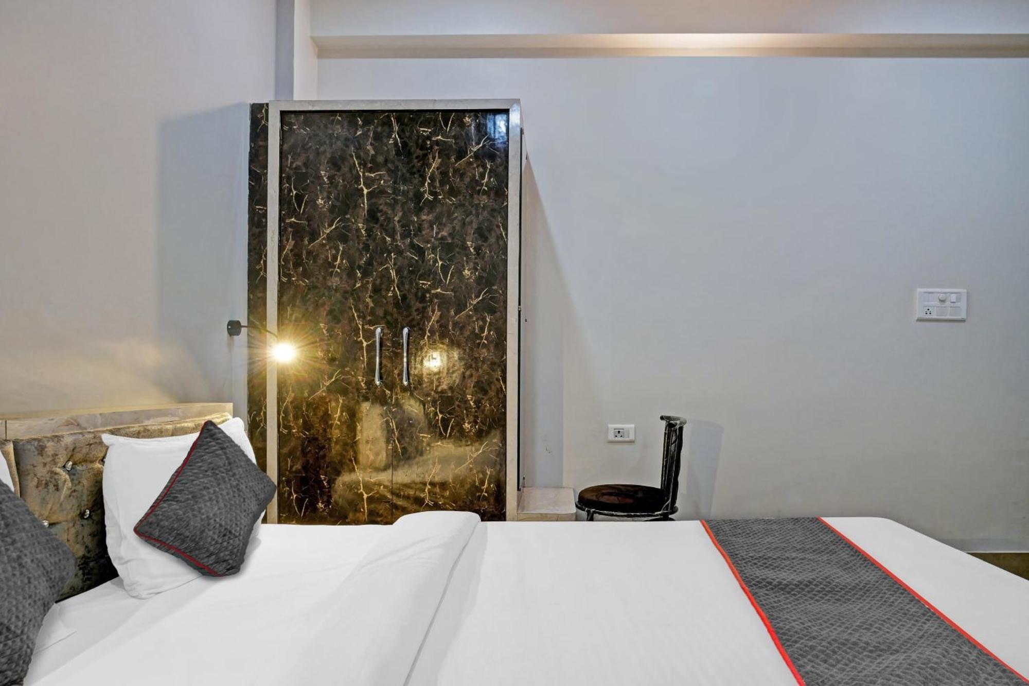 Townhouse Navneeta Grand Hotel Kakarmatha Bagian luar foto