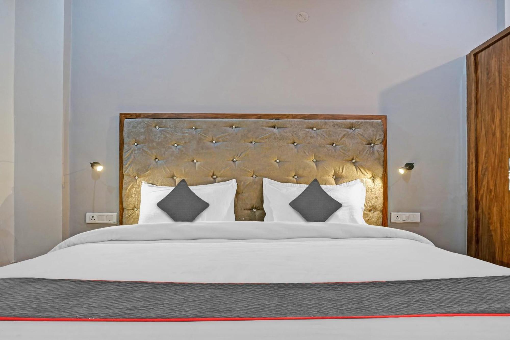 Townhouse Navneeta Grand Hotel Kakarmatha Bagian luar foto