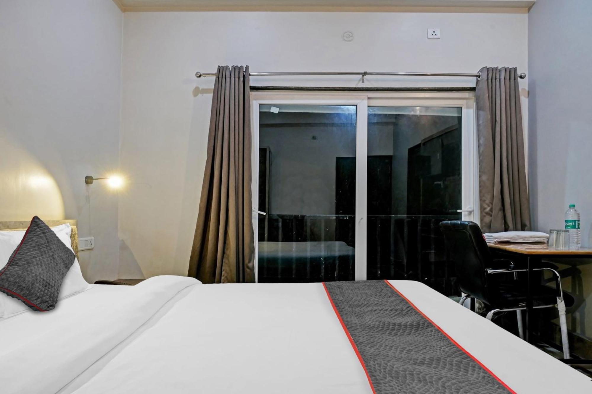 Townhouse Navneeta Grand Hotel Kakarmatha Bagian luar foto
