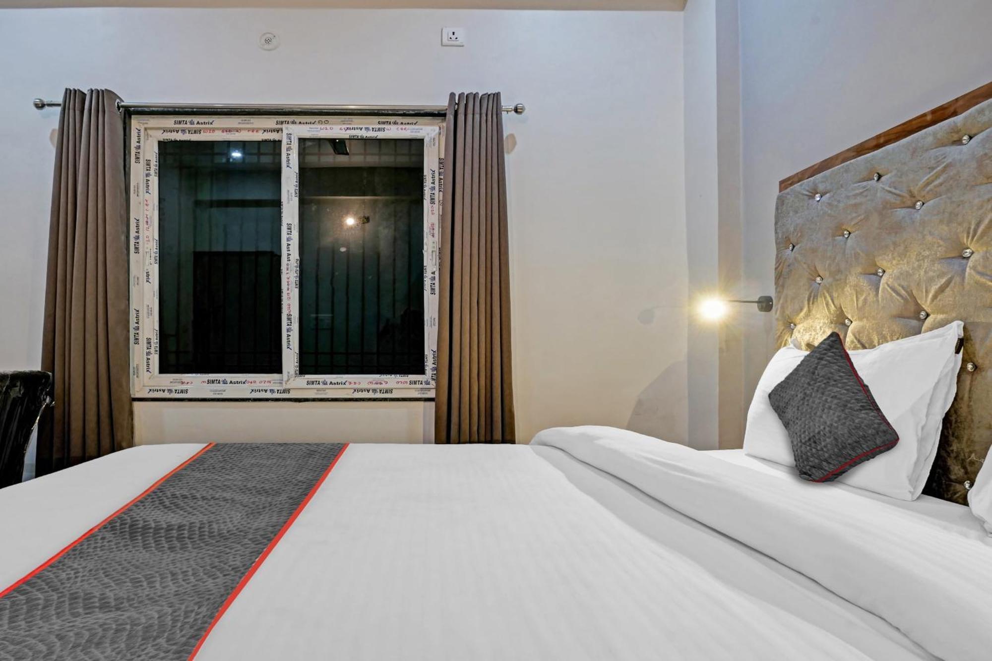 Townhouse Navneeta Grand Hotel Kakarmatha Bagian luar foto