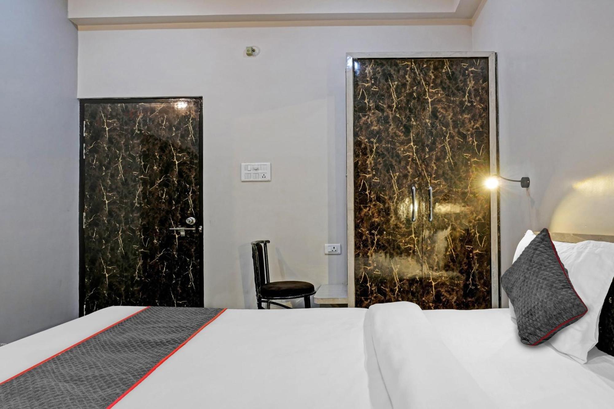 Townhouse Navneeta Grand Hotel Kakarmatha Bagian luar foto