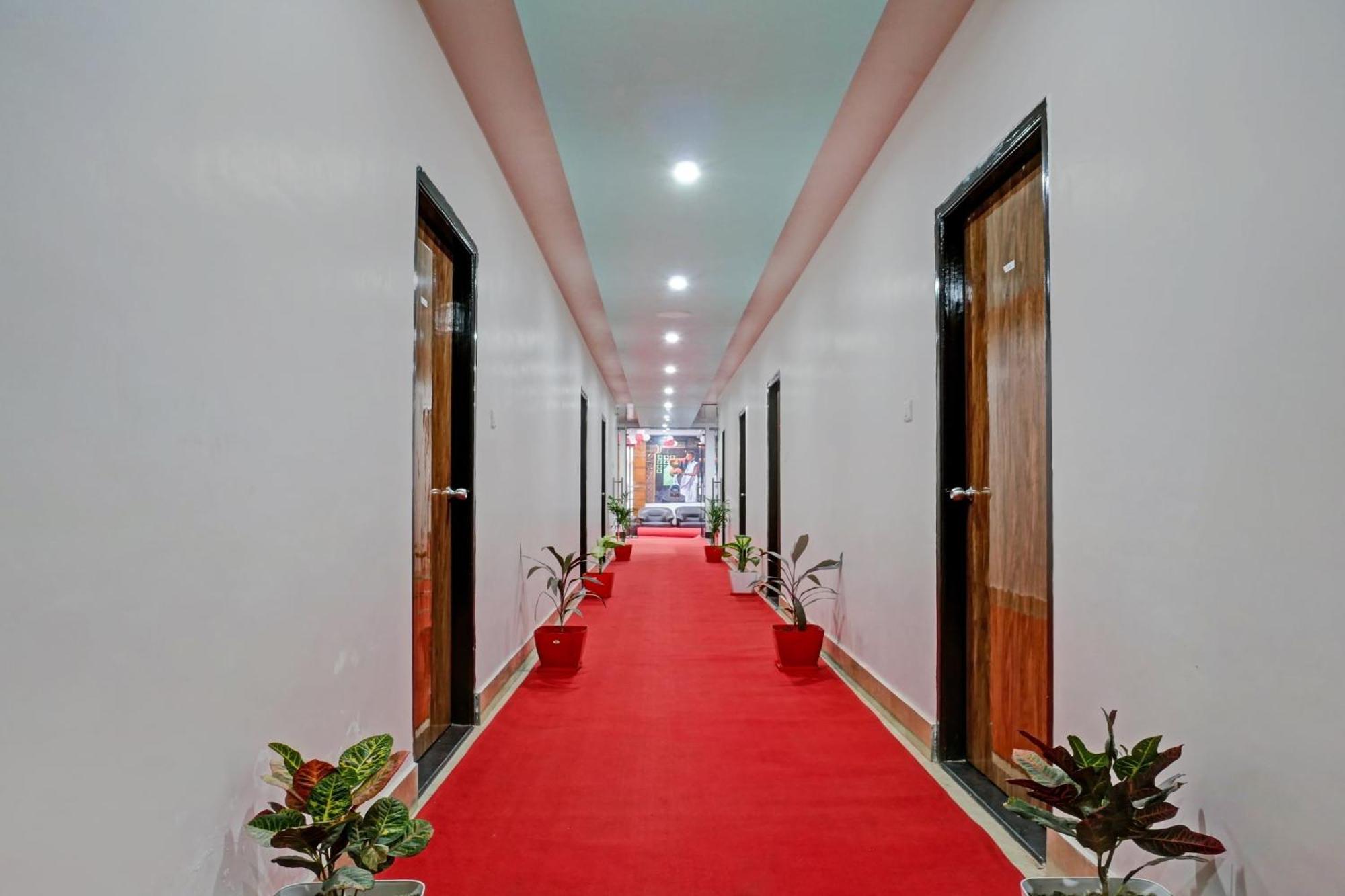 Townhouse Navneeta Grand Hotel Kakarmatha Bagian luar foto