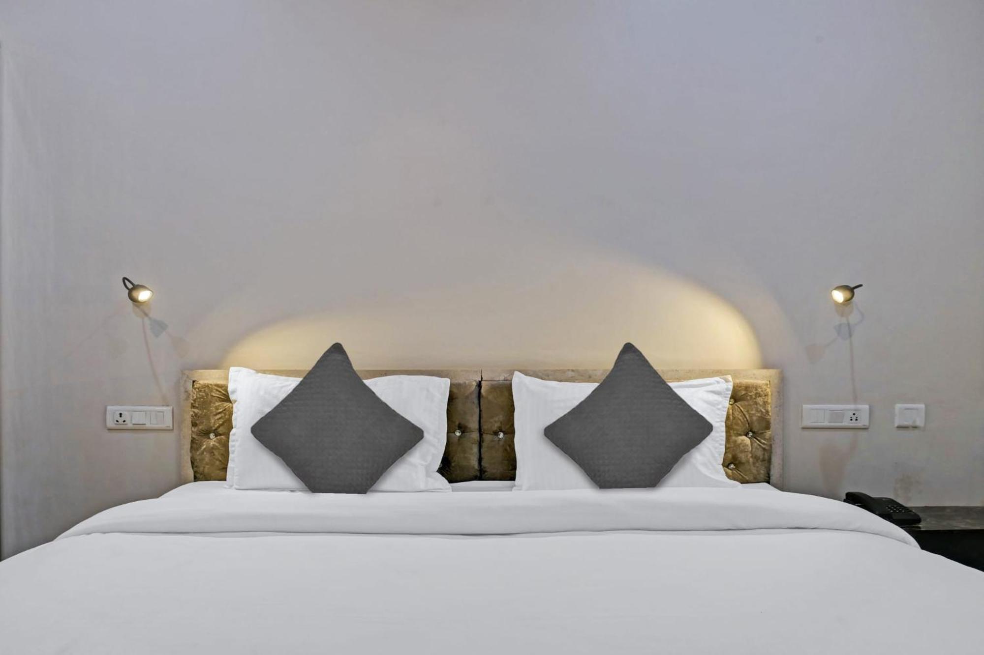 Townhouse Navneeta Grand Hotel Kakarmatha Bagian luar foto