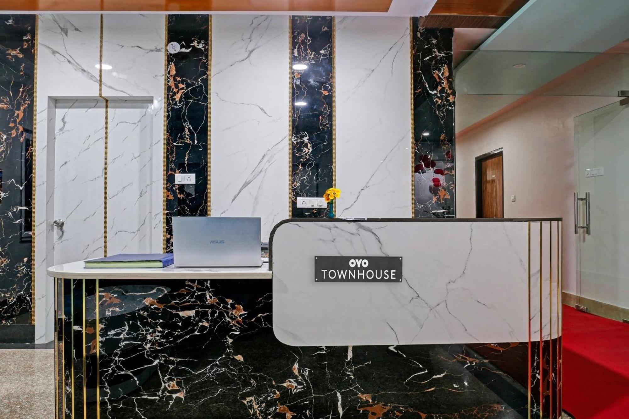 Townhouse Navneeta Grand Hotel Kakarmatha Bagian luar foto