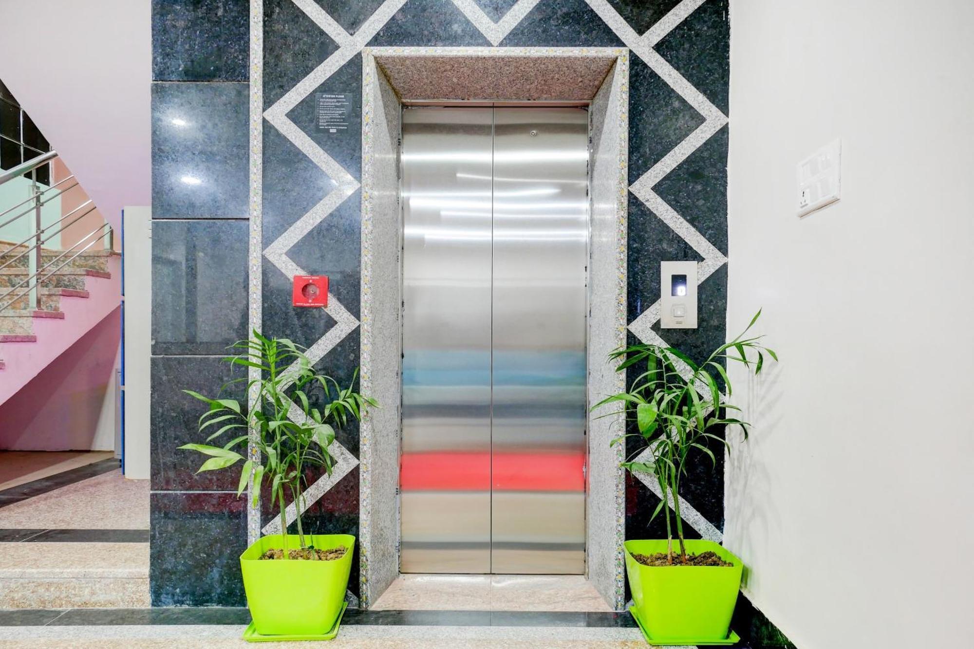 Townhouse Navneeta Grand Hotel Kakarmatha Bagian luar foto