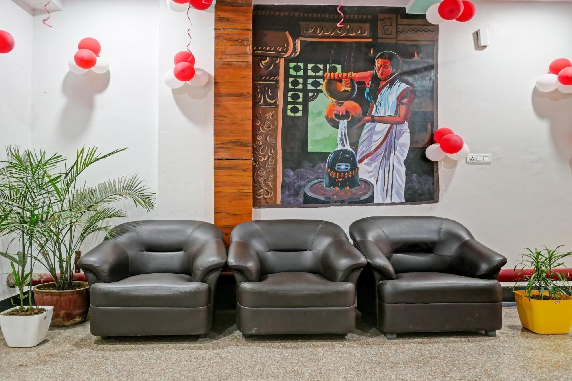 Townhouse Navneeta Grand Hotel Kakarmatha Bagian luar foto