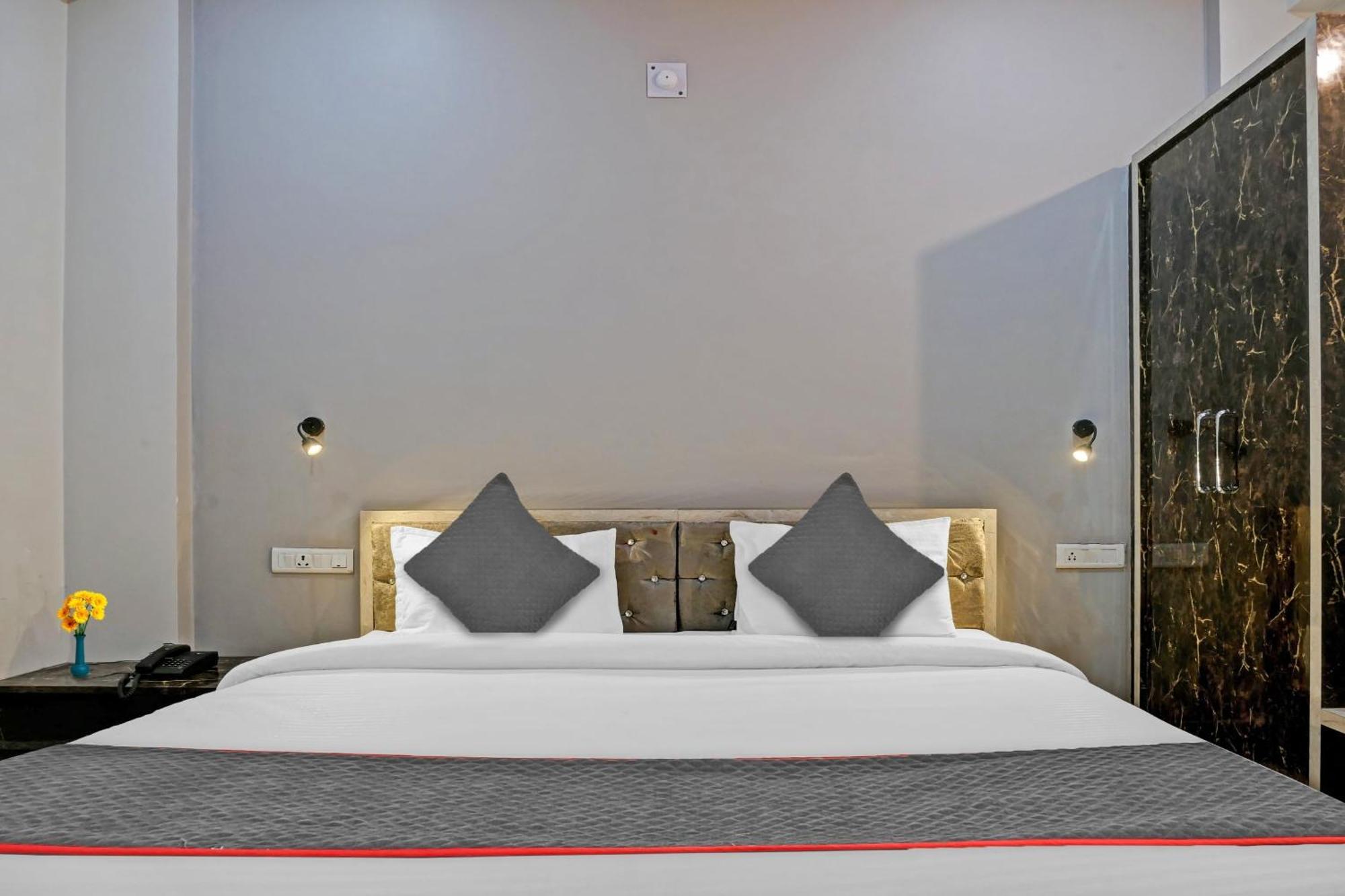 Townhouse Navneeta Grand Hotel Kakarmatha Bagian luar foto