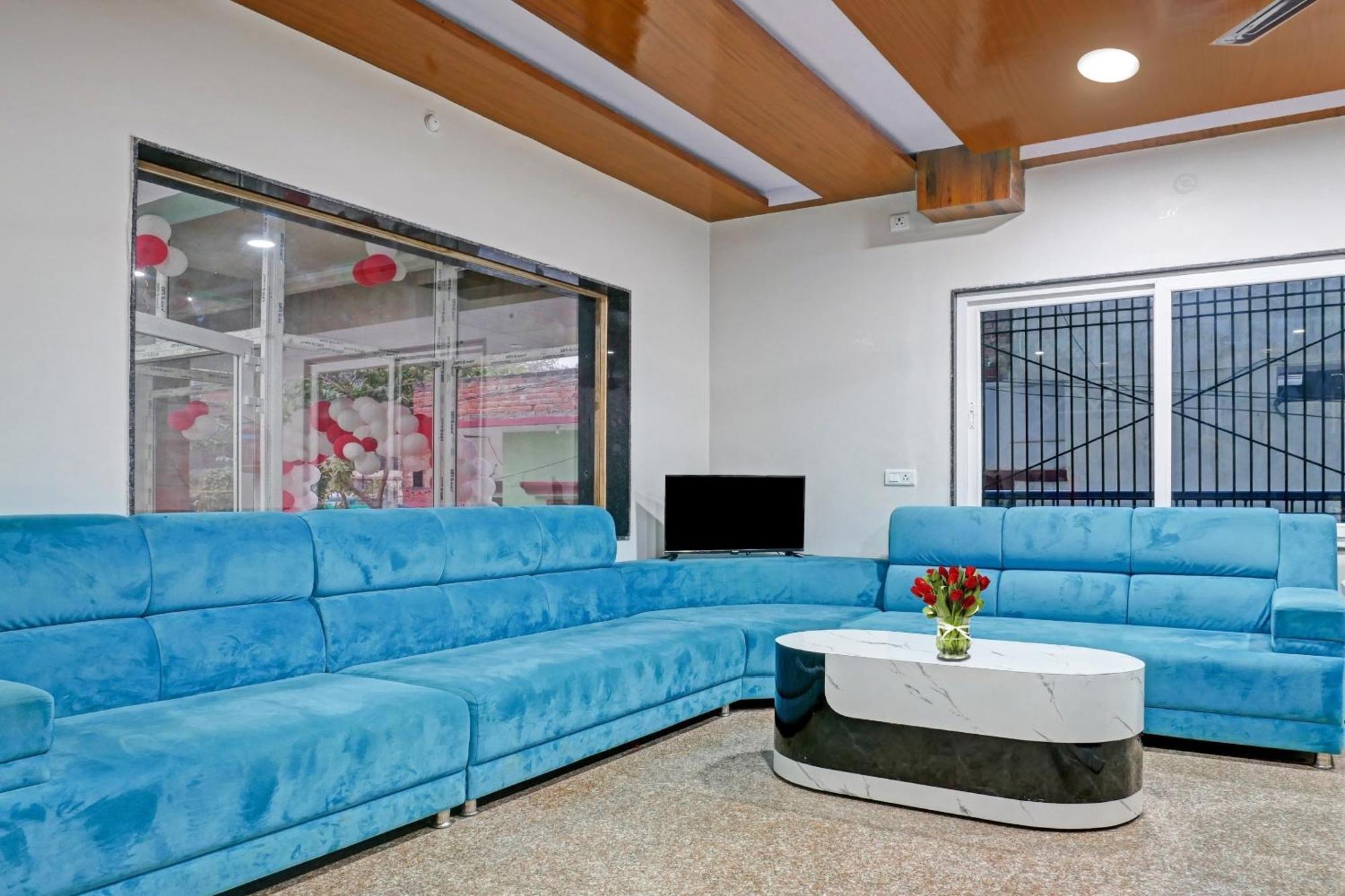 Townhouse Navneeta Grand Hotel Kakarmatha Bagian luar foto