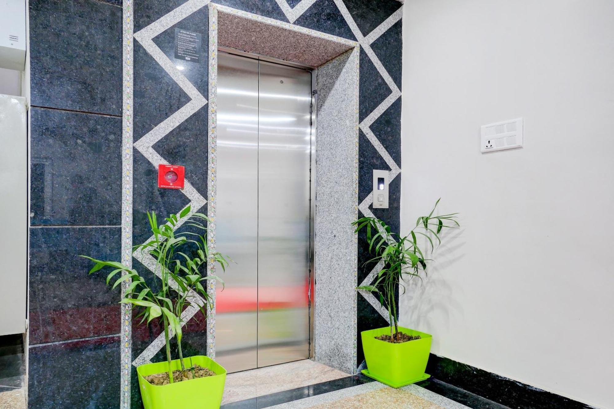 Townhouse Navneeta Grand Hotel Kakarmatha Bagian luar foto