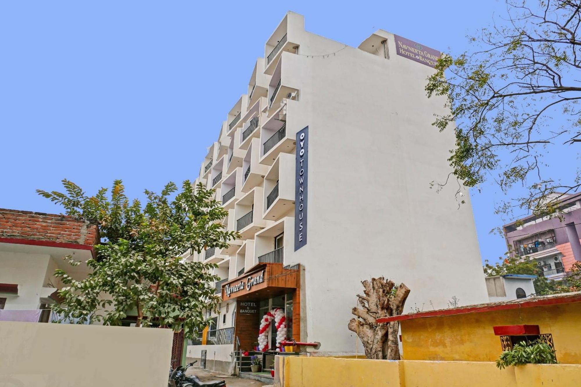 Townhouse Navneeta Grand Hotel Kakarmatha Bagian luar foto