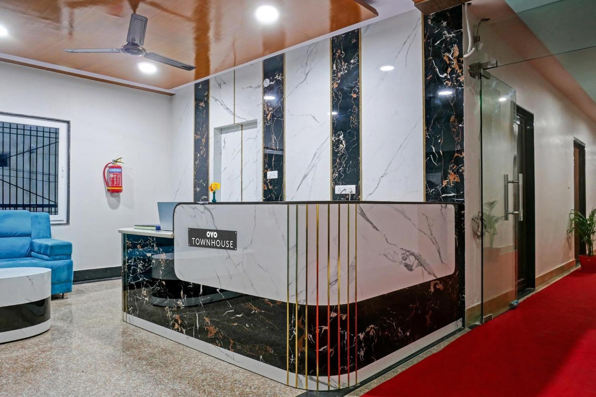Townhouse Navneeta Grand Hotel Kakarmatha Bagian luar foto