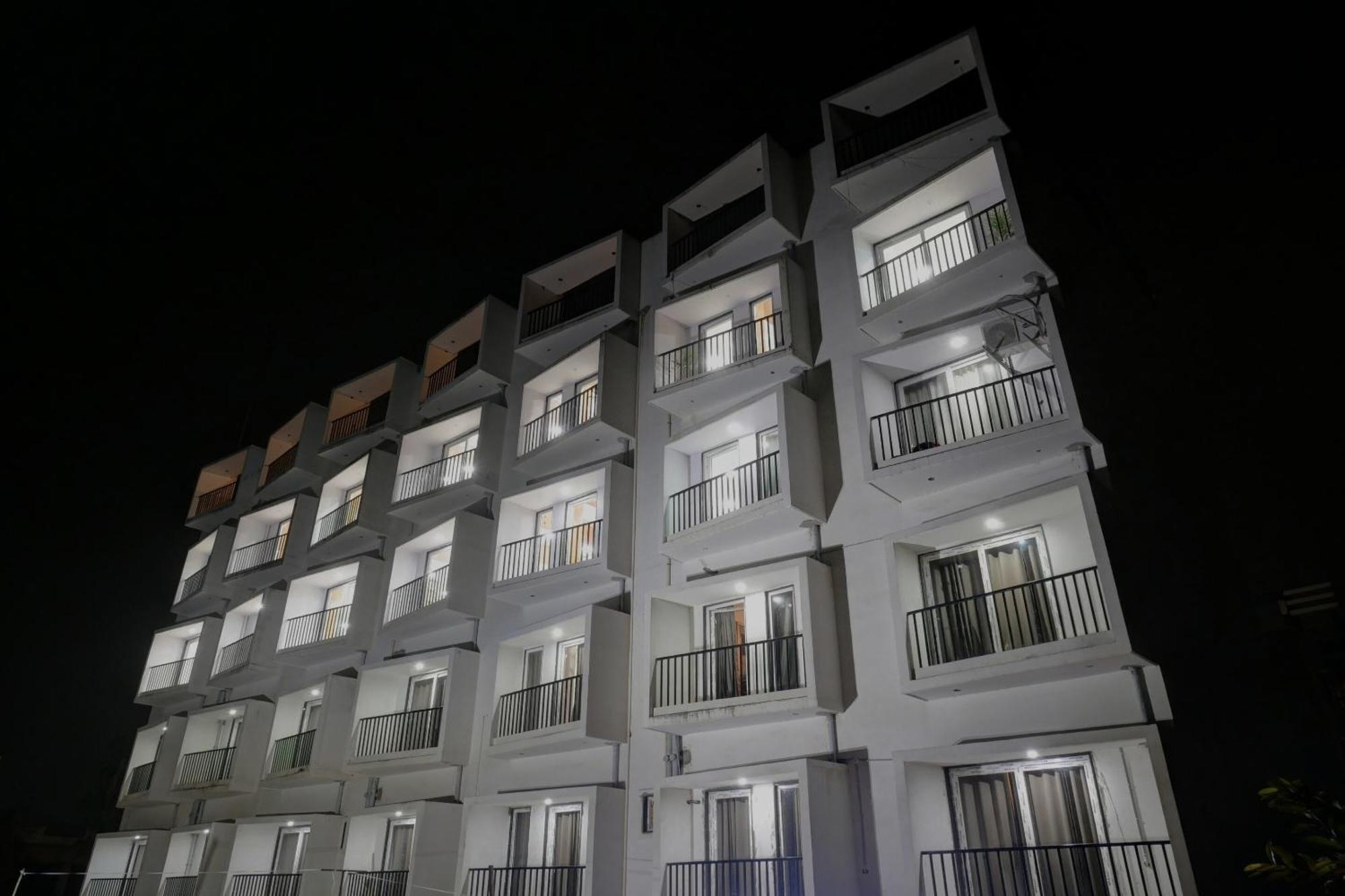 Townhouse Navneeta Grand Hotel Kakarmatha Bagian luar foto