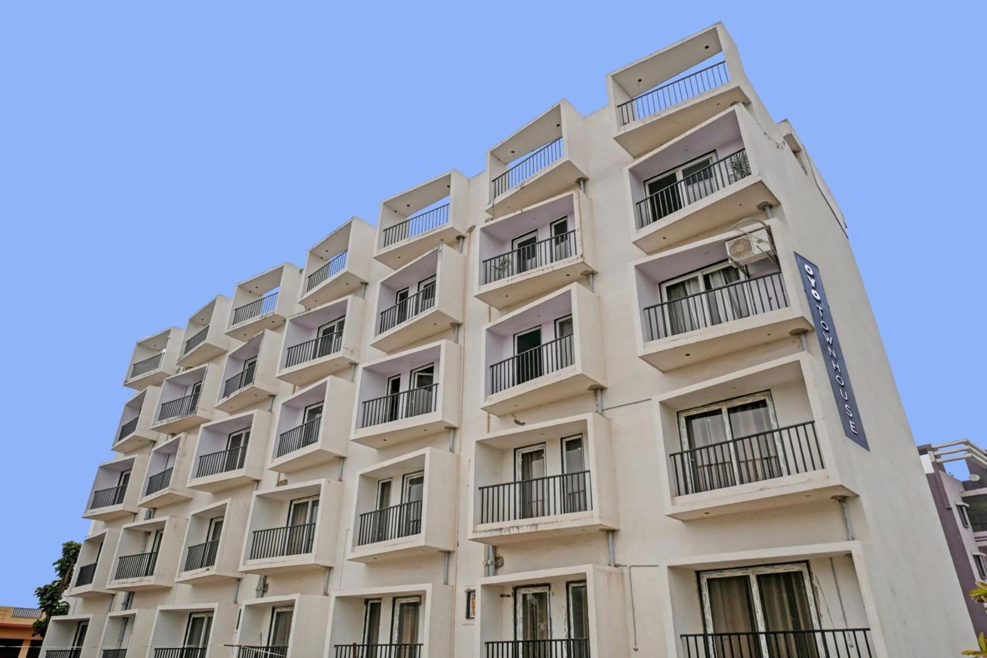 Townhouse Navneeta Grand Hotel Kakarmatha Bagian luar foto