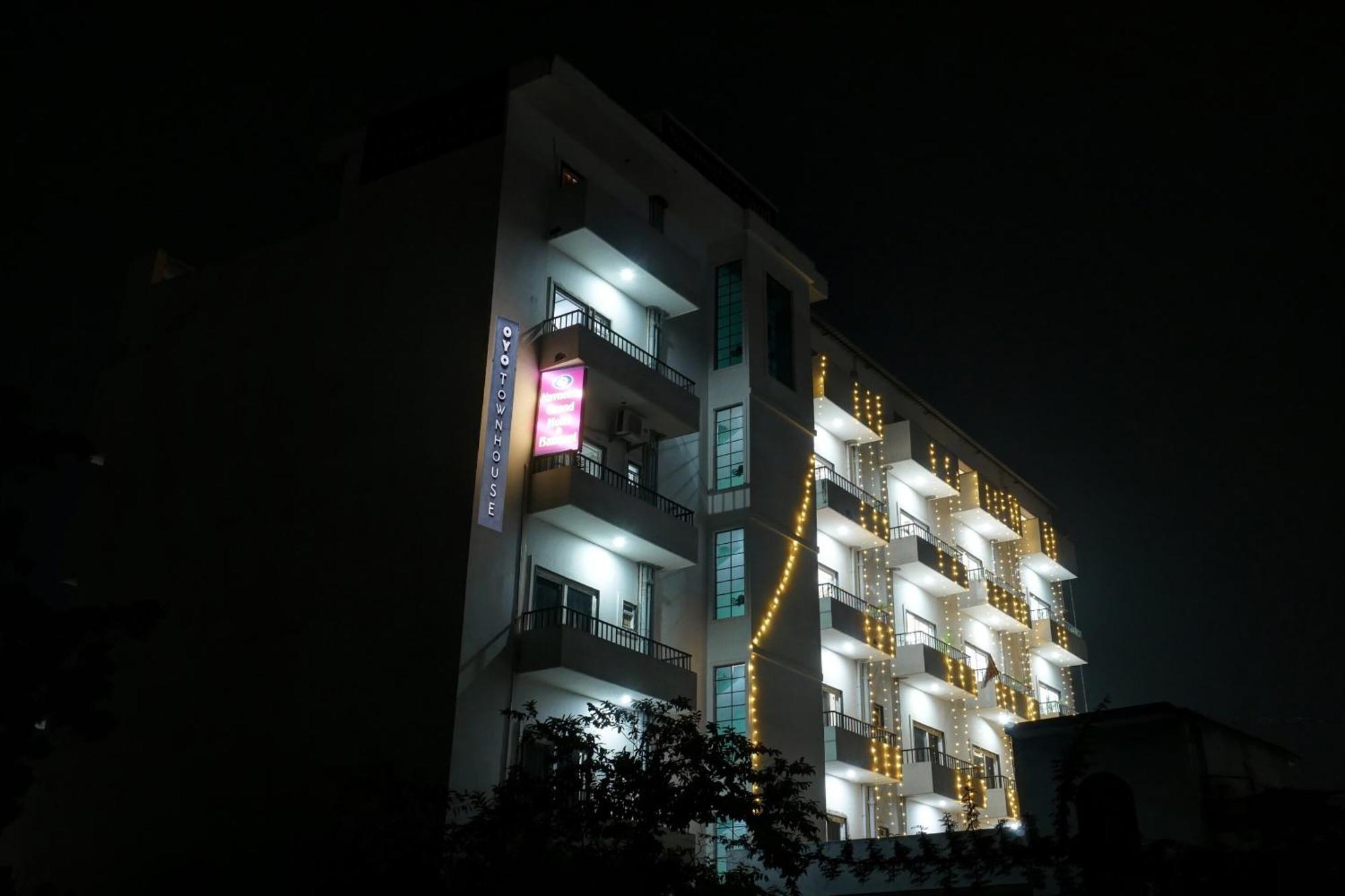 Townhouse Navneeta Grand Hotel Kakarmatha Bagian luar foto