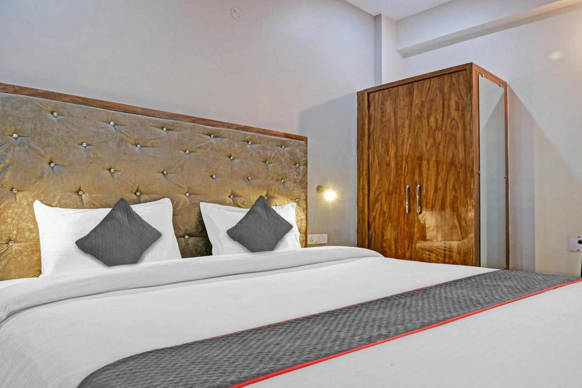 Townhouse Navneeta Grand Hotel Kakarmatha Bagian luar foto