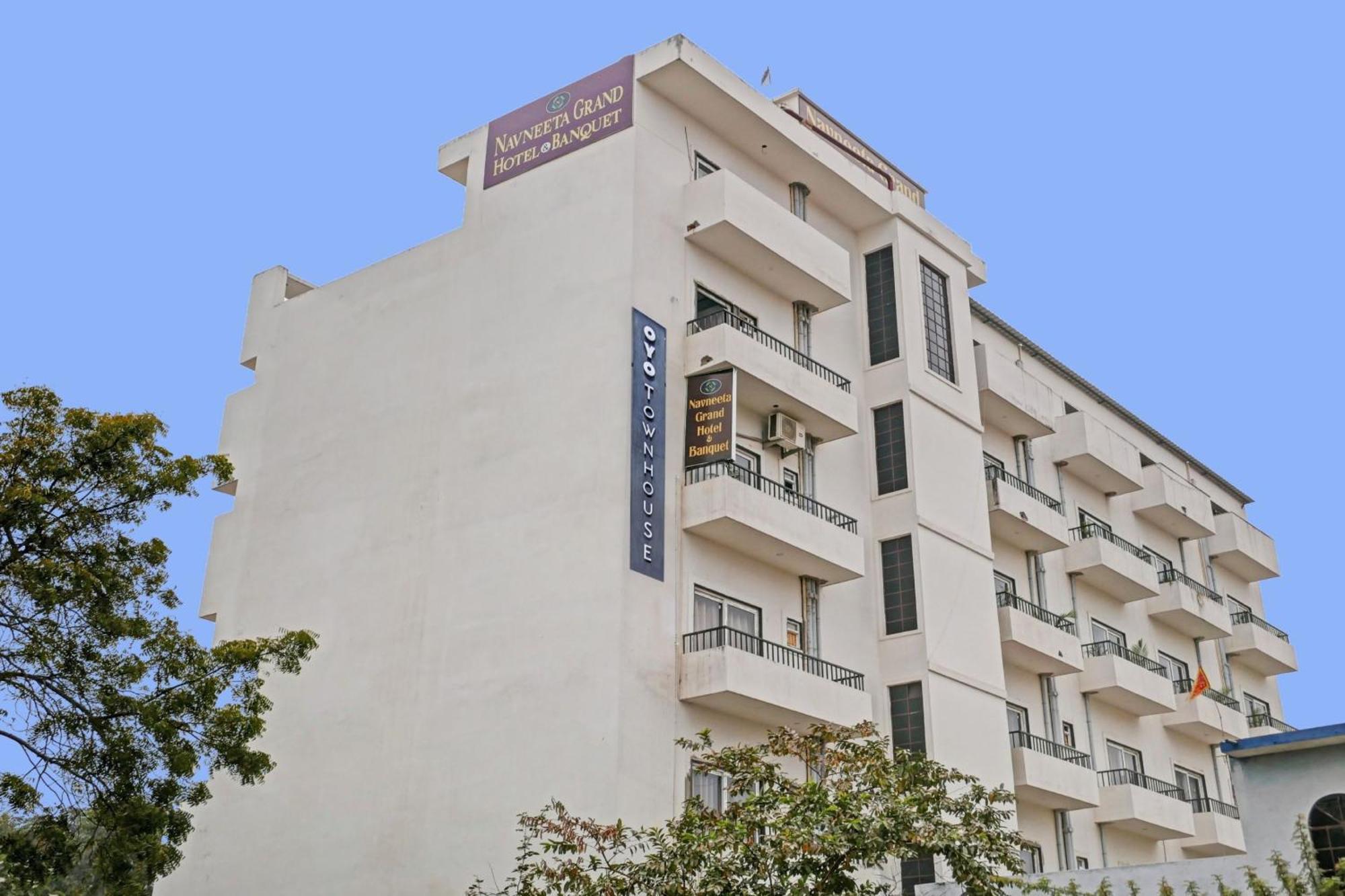 Townhouse Navneeta Grand Hotel Kakarmatha Bagian luar foto