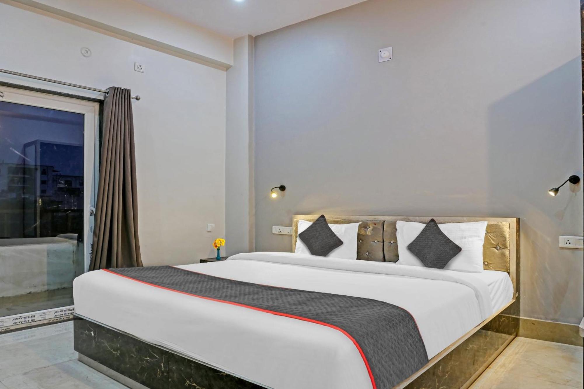 Townhouse Navneeta Grand Hotel Kakarmatha Bagian luar foto